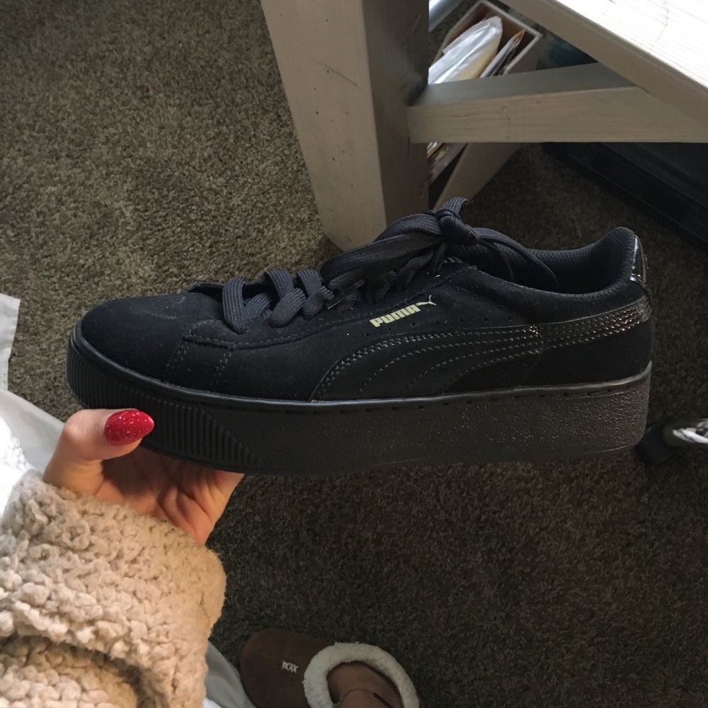 Black puma shoes in women